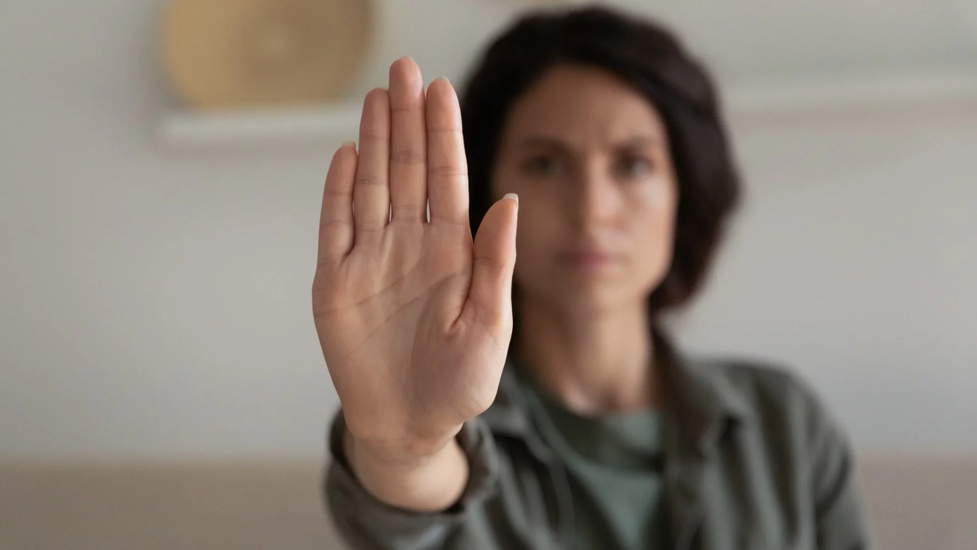 Арестуваха жена в Казанлък за домашно насилие: Мъжът й не успял да я набие, тя отвърнала