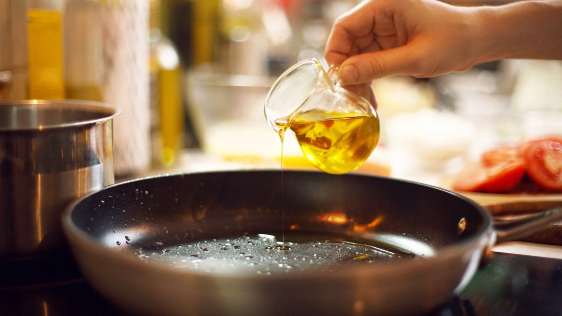 Кои са основните разлики между запържване и карамелизиране