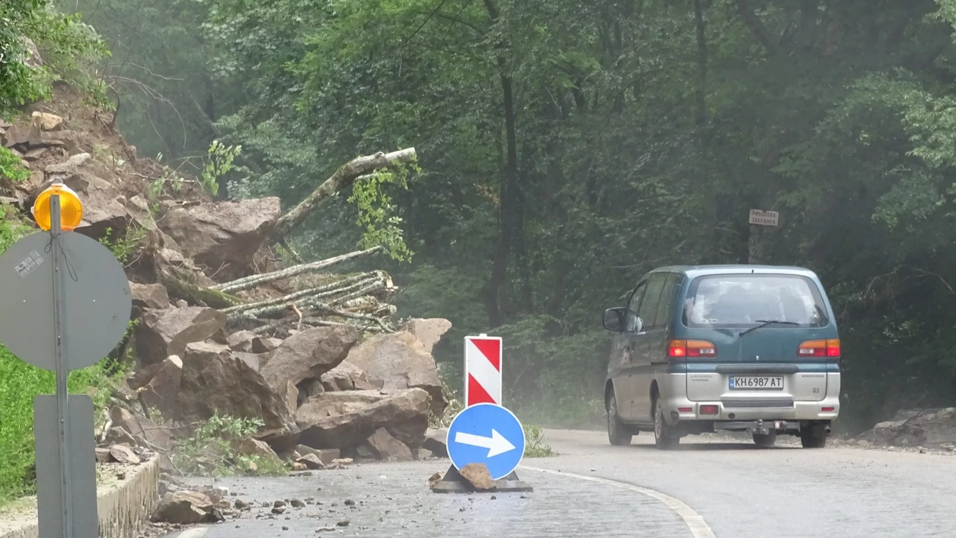 Паднали скали затрудняват движението по пътя Банско - Гоце Делчев