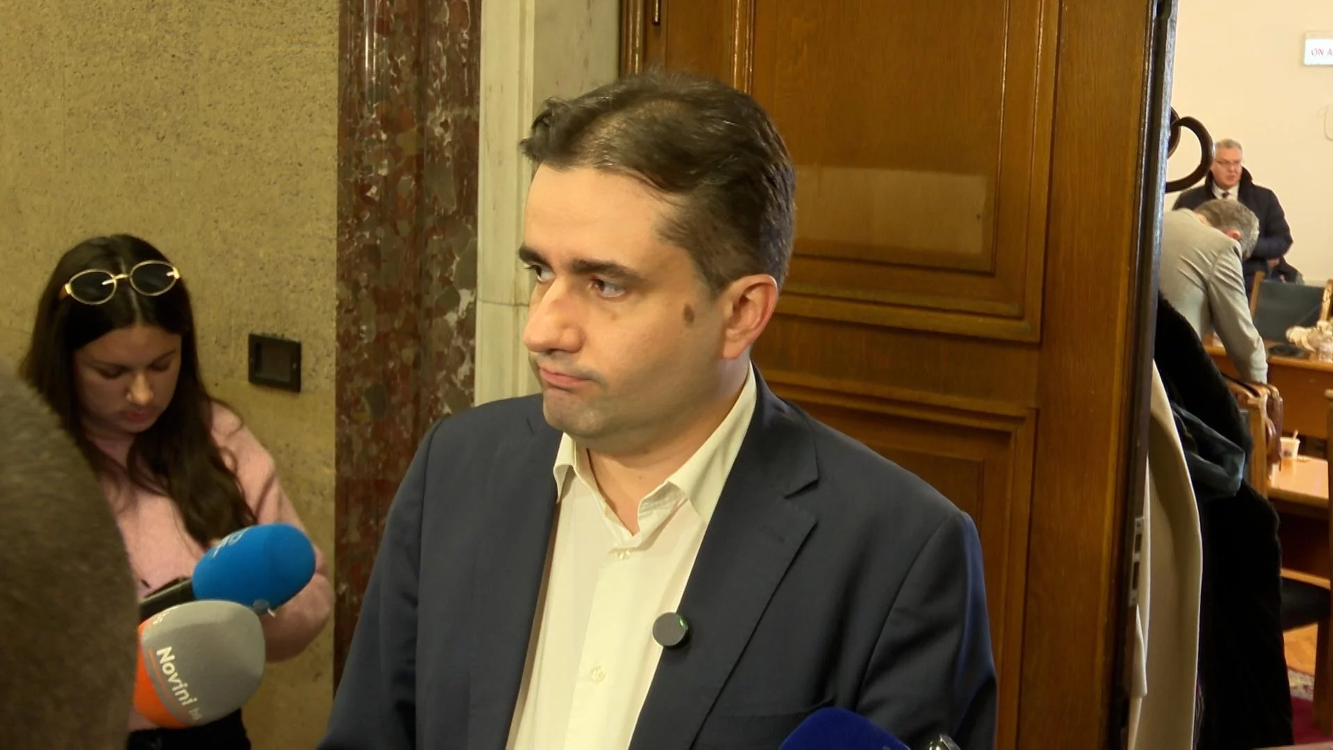 ГЕРБ промениха Конституцията: Божанов бяга от въпросите за сглобката и служебните кабинети