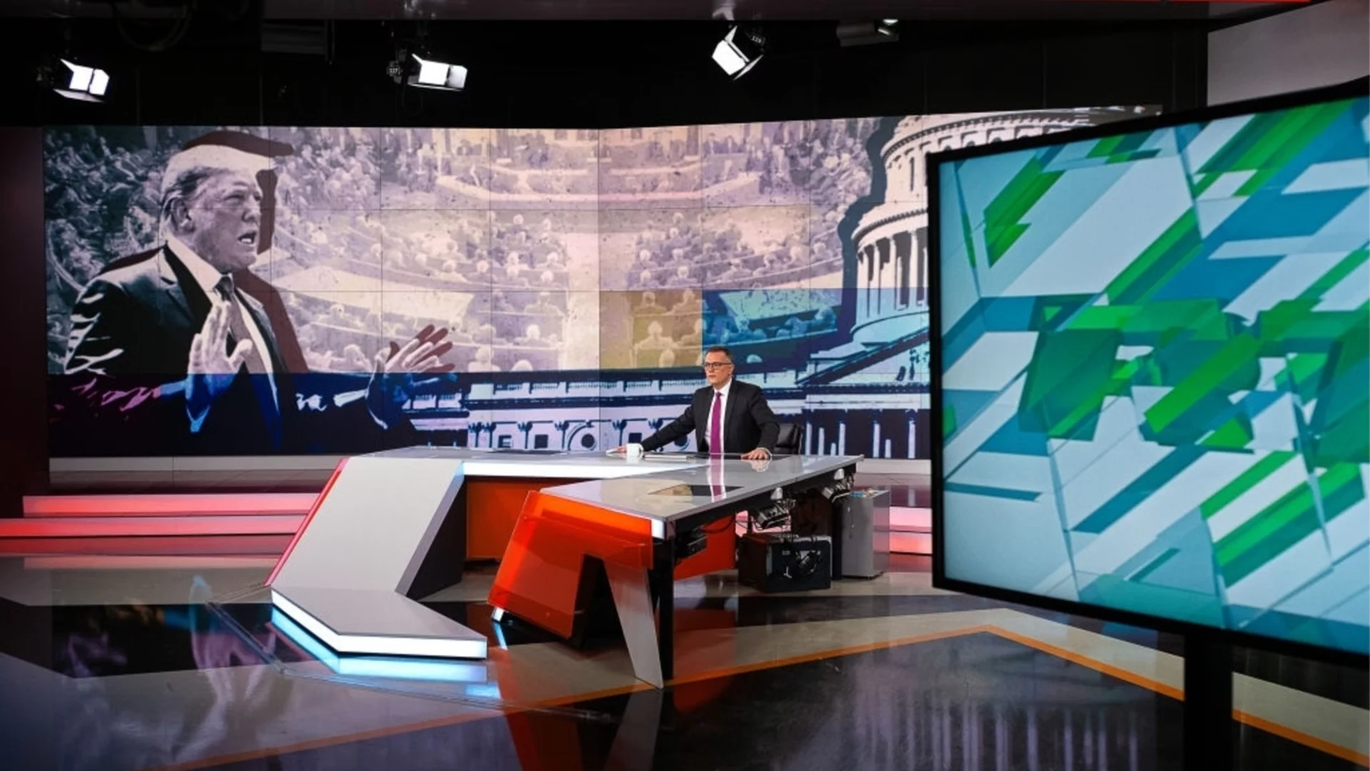 Пожар евакуира сградата на известни руски медии в Москва (ВИДЕО)