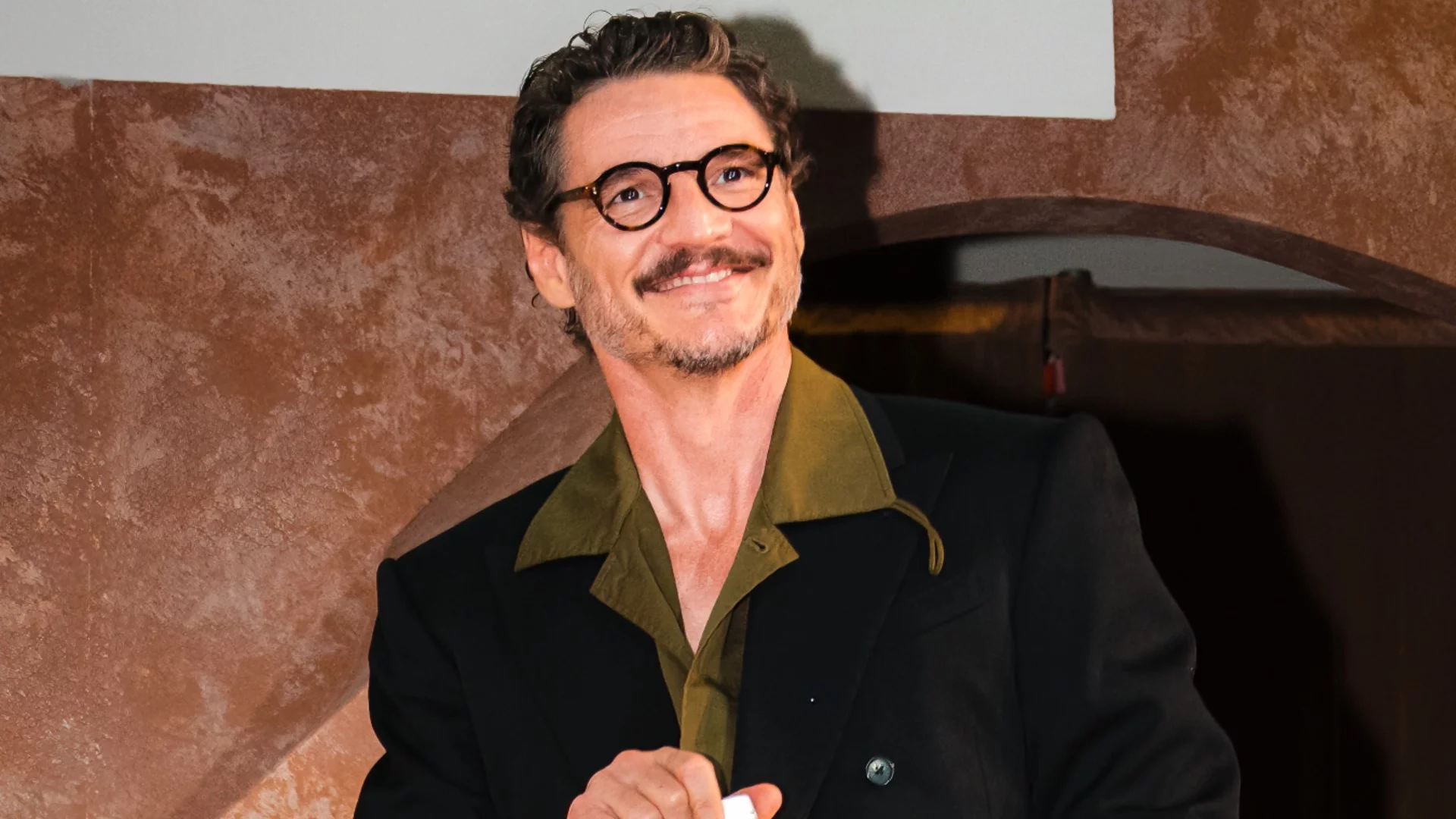 Педро Паскал замени Хоакин Финикс във филм за двама влюбени мъже през 30-те