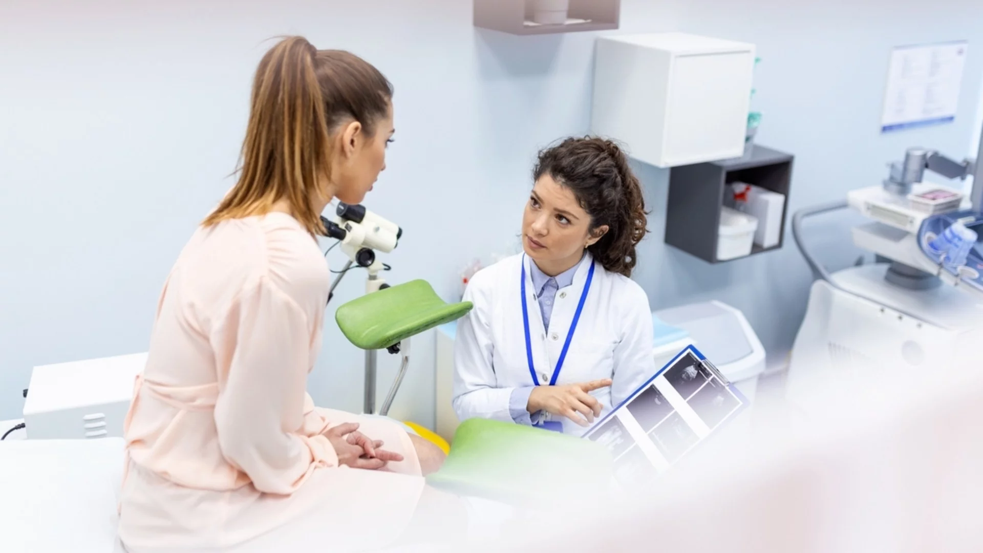 Заради скрити камери: Претърсват гинекологични кабинети в София