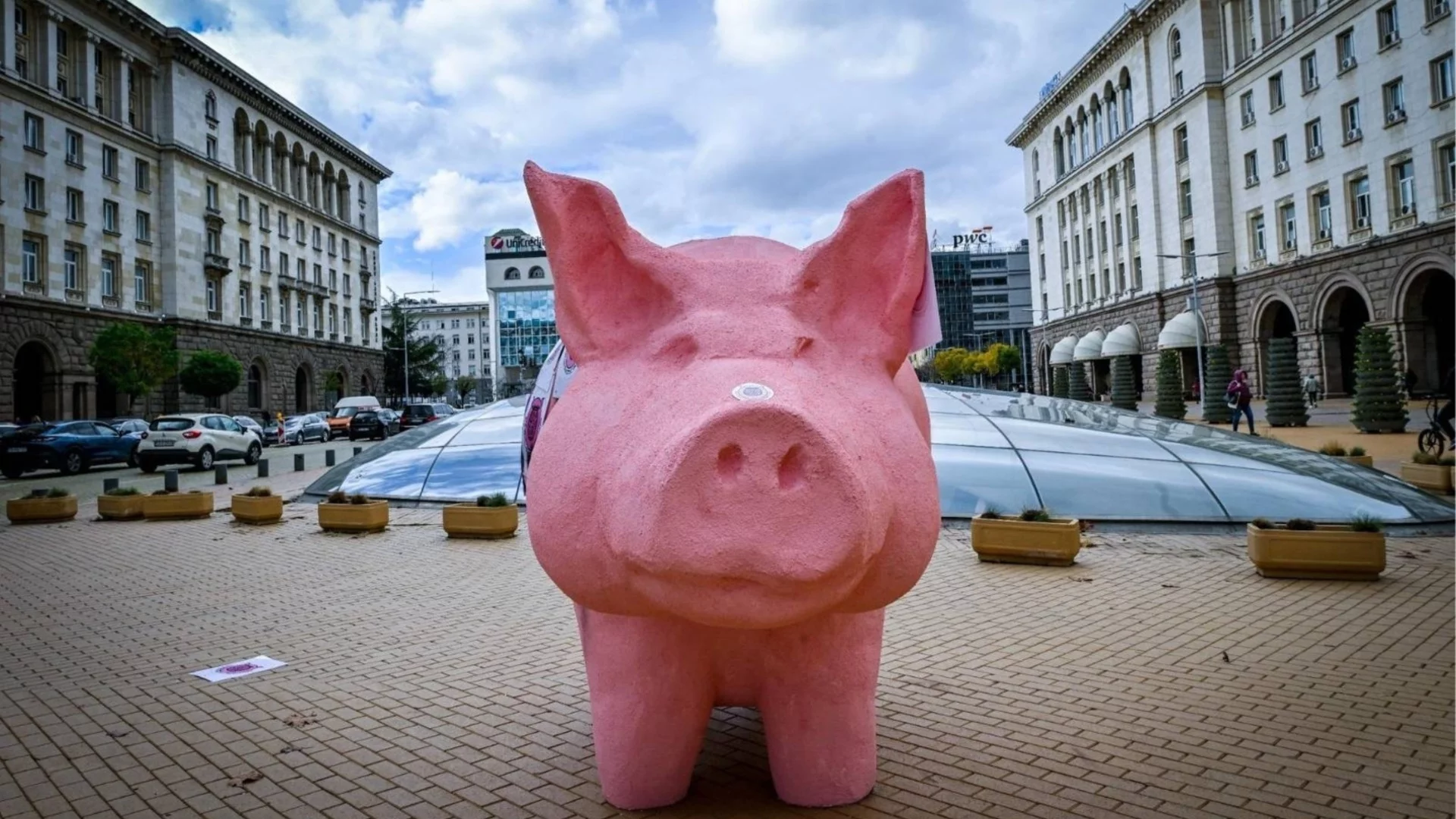 Кмет на Пеевски забрани ПП-ДБ да поставят голямото прасе в центъра на Кърджали