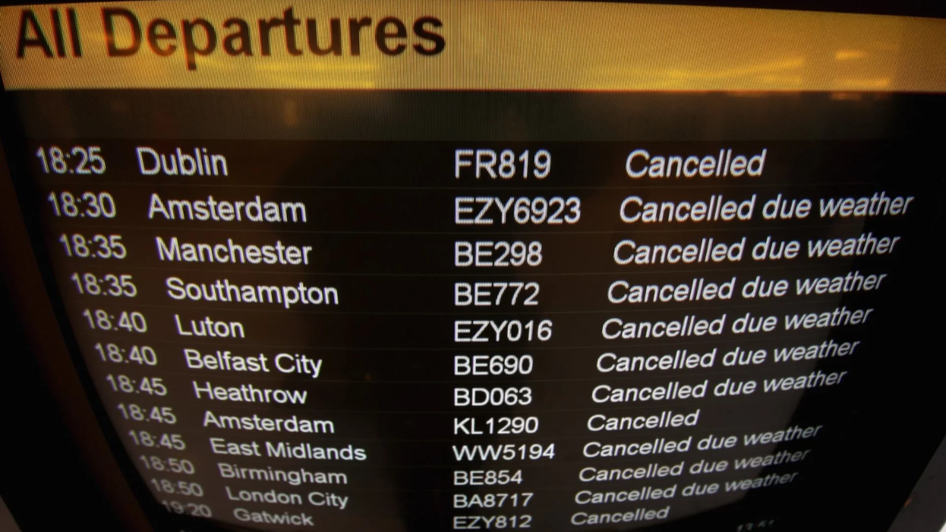 Поледица парализира въздушния трафик в Берлин