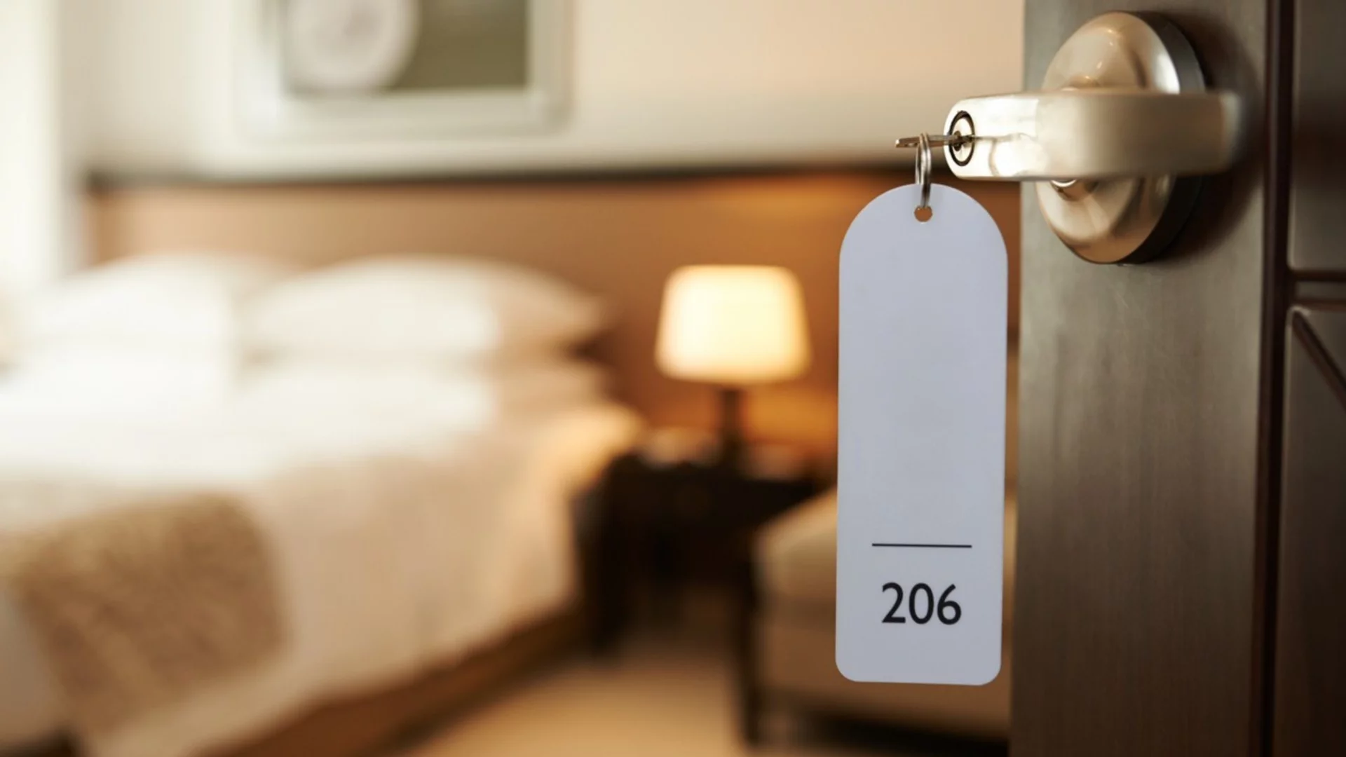 Салони, АГ кабинети, а сега и хотели: Скрити камери в хотелски стаи предават на живо в порно сайтове