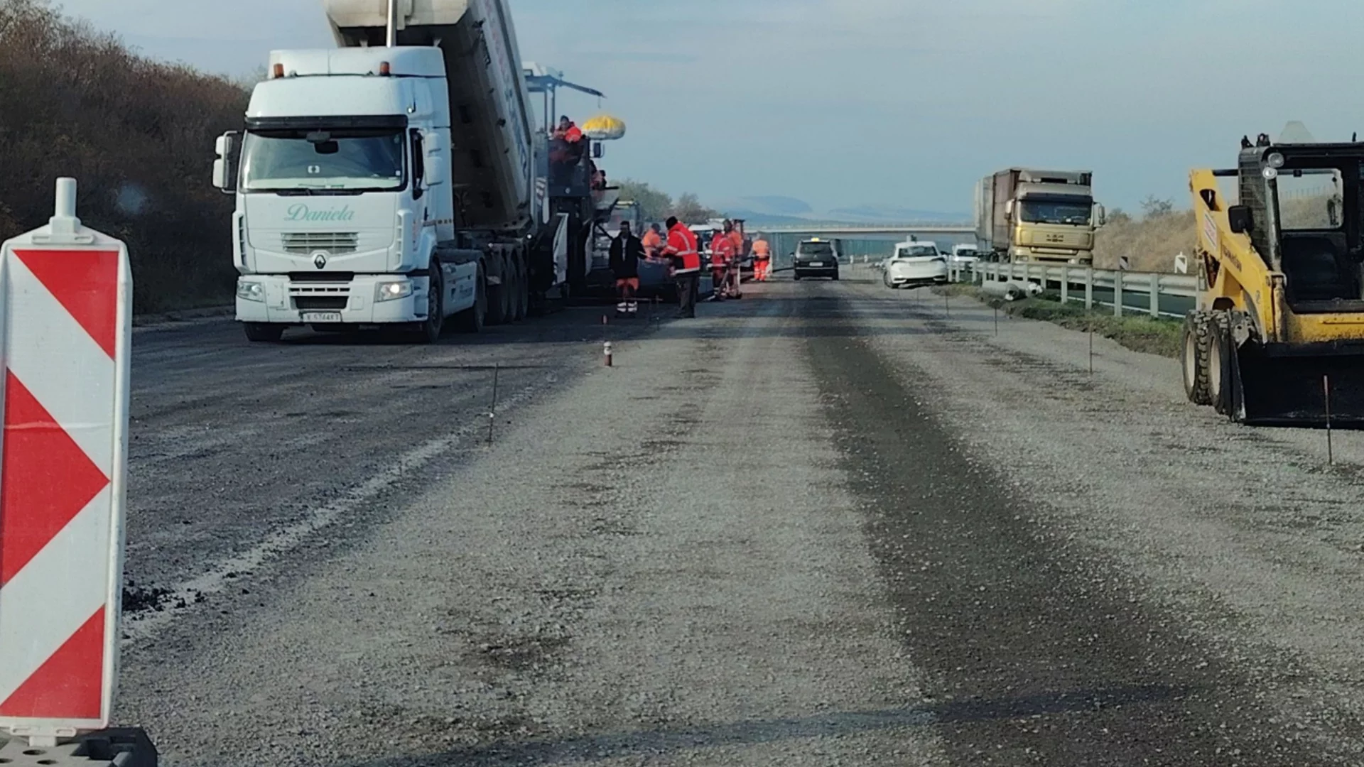 Колона от тирове и леки коли заради ремонт на международен път