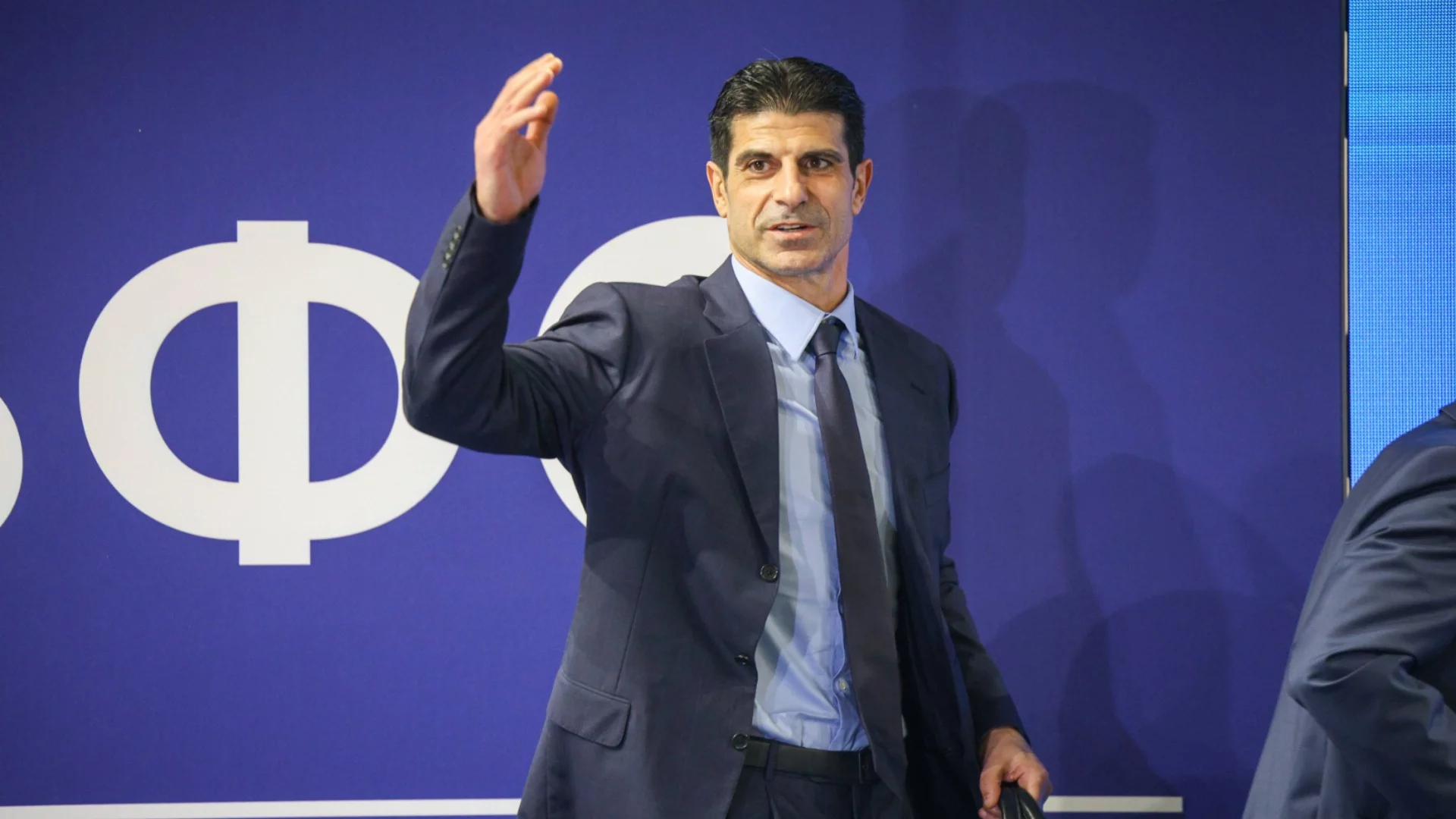 БФС нареди българското първенство до английската Висша лига. На другия ден Първа лига се игра на разорана нива