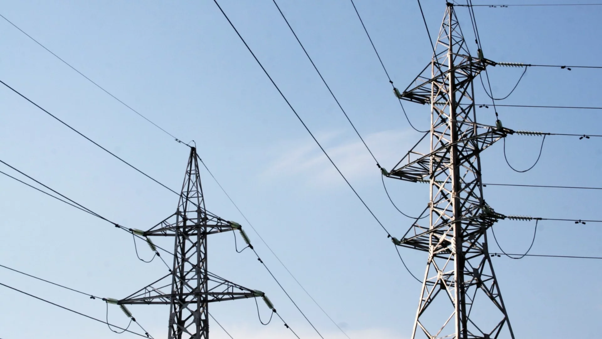 Високите сметки за ток: Заради недостиг в системата и скъп внос?