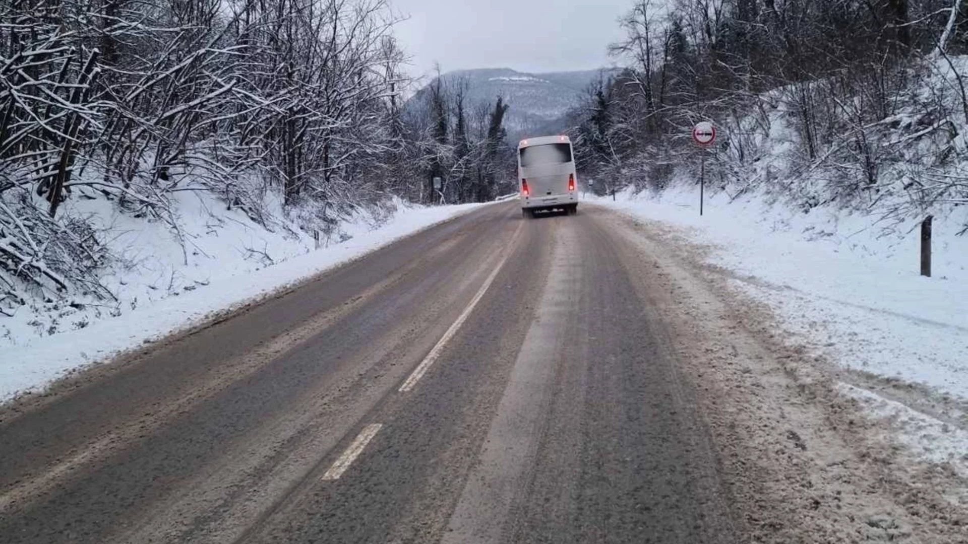 Махнаха скалите: Пътят Варвара - Велинград е отворен
