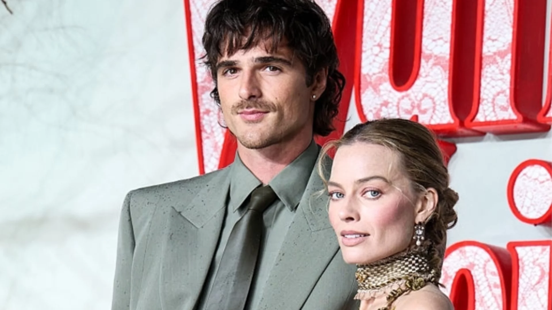 Марго Роби и Джейкъб Елорди в "Брулени хълмове": Премиера на емоционалната киноадаптация