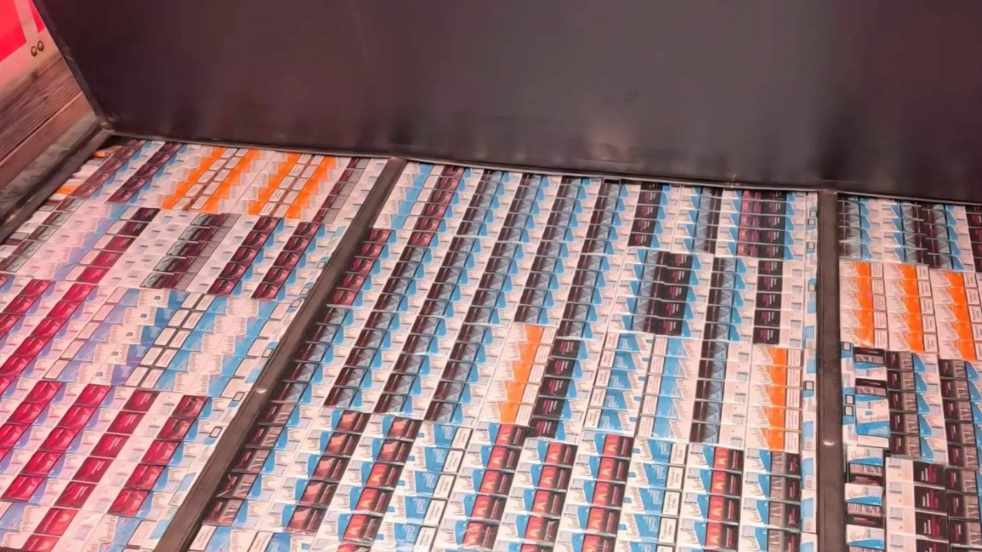 Скрити в камион: Хванаха 9500 кутии контрабандни цигари