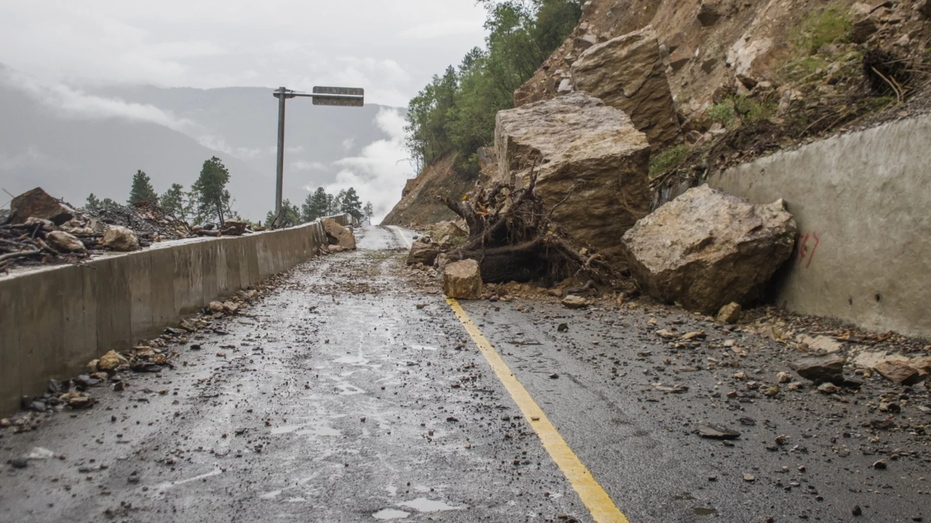 Заради ново свлачище: Затруднено движение в Кресненското дефиле