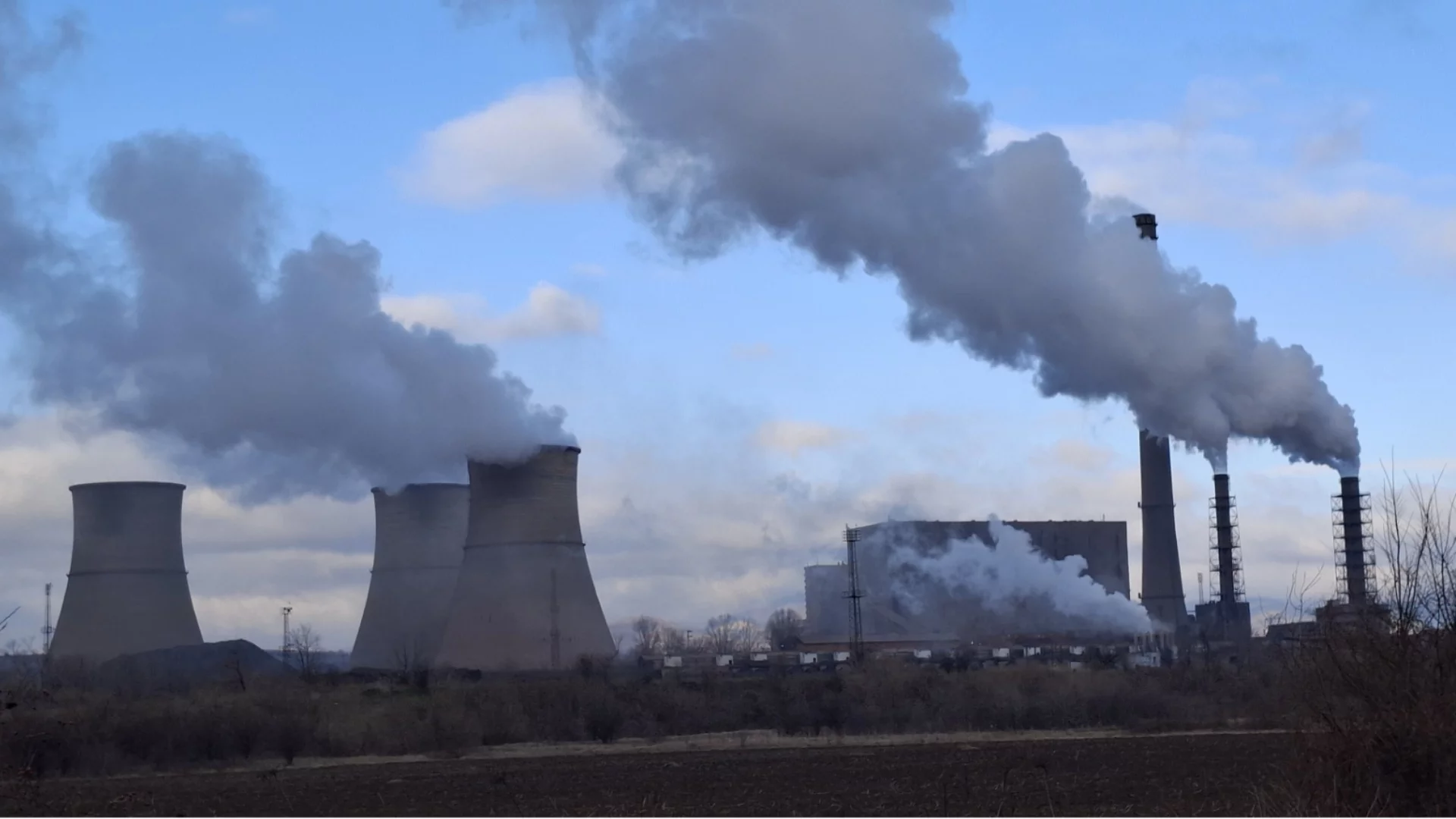 ТЕЦ "Бобов дол" обвини печките на дърва и магистрала "Струма" за отровния въздух