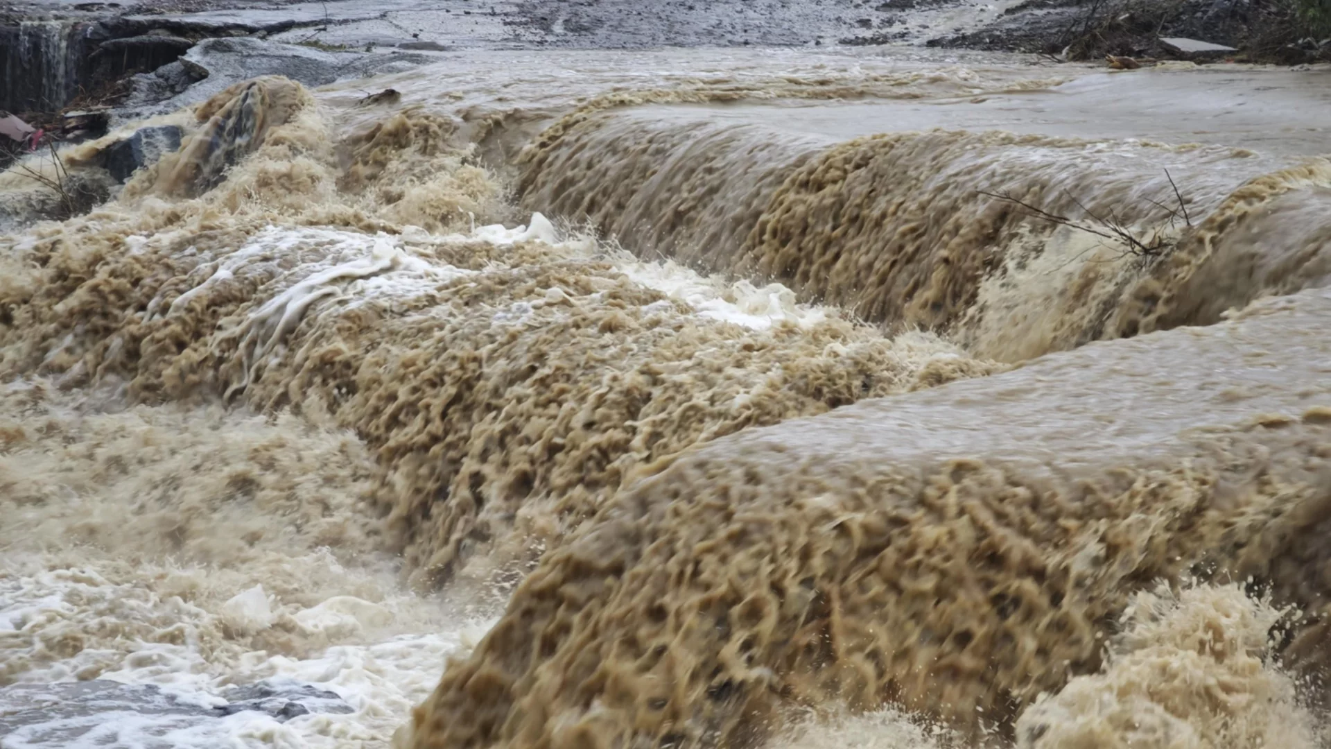 Свлачища и наводнения: И Румъния страда от пороите (СНИМКИ)