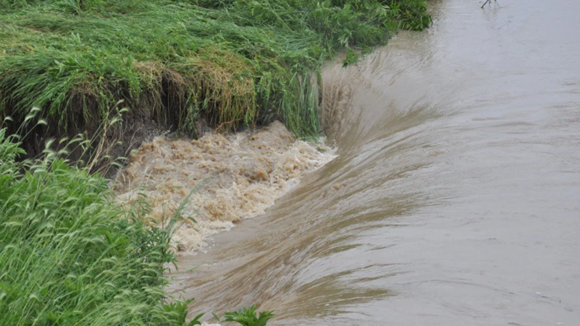 Пет села откъснати от света: Река Арда заля мост