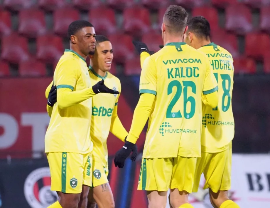 След спорни съдийски решения: Лудогорец обърна Локо София на лошия терен в "Надежда"