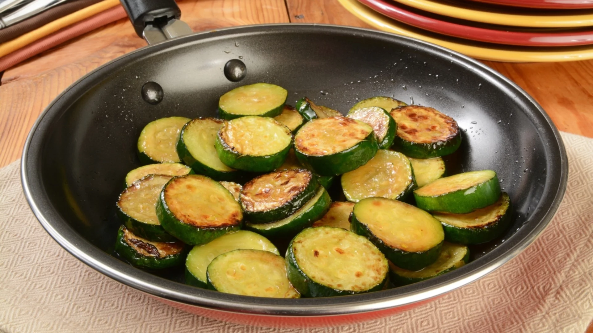 Каква е разликата между пържене и сотиране