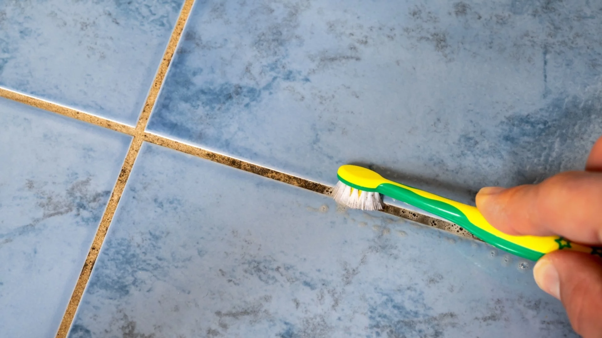 Защо фугите потъмняват бързо след почистване