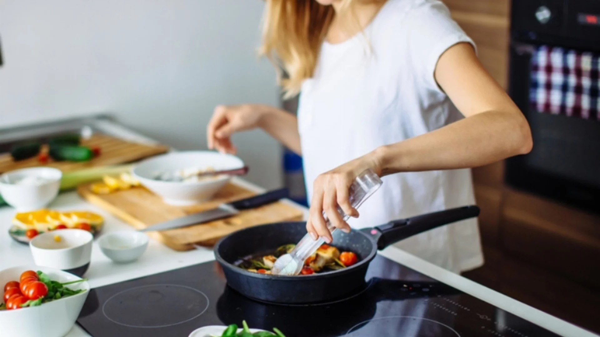 Топ 7 малки кухненски трикове, които правят голяма разлика в чистотата