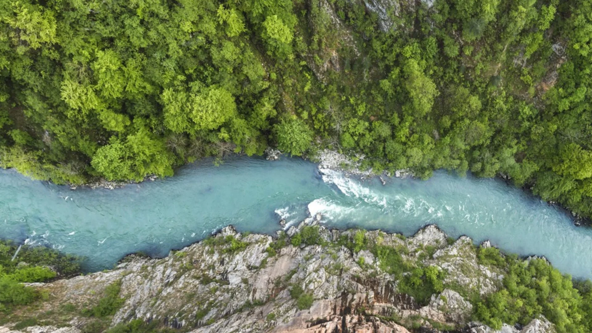 Реката, която противоречи на всяка логика и тече нагоре