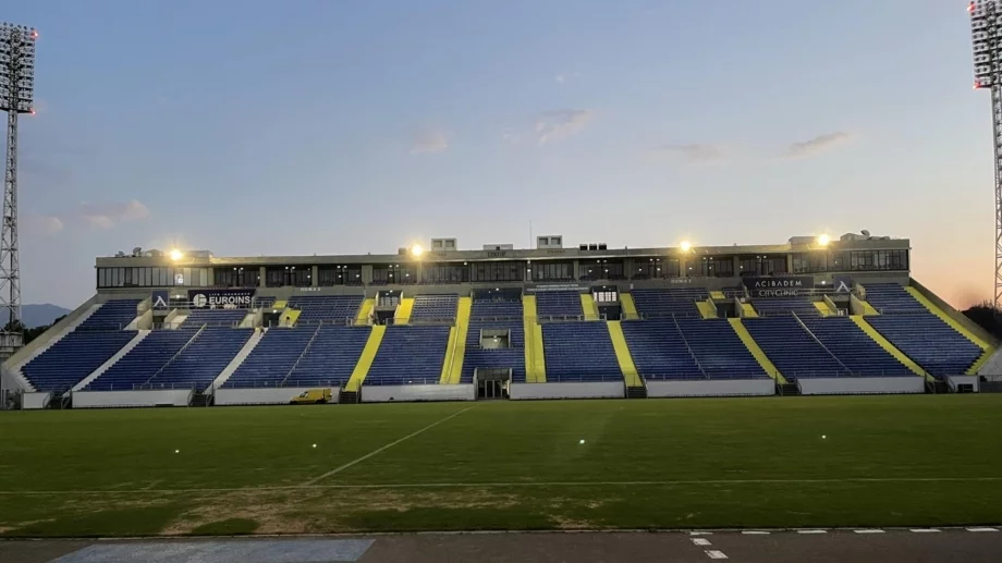 Левски - Ботев Враца пропада? Пожар блокира стадион "Георги Аспарухов"