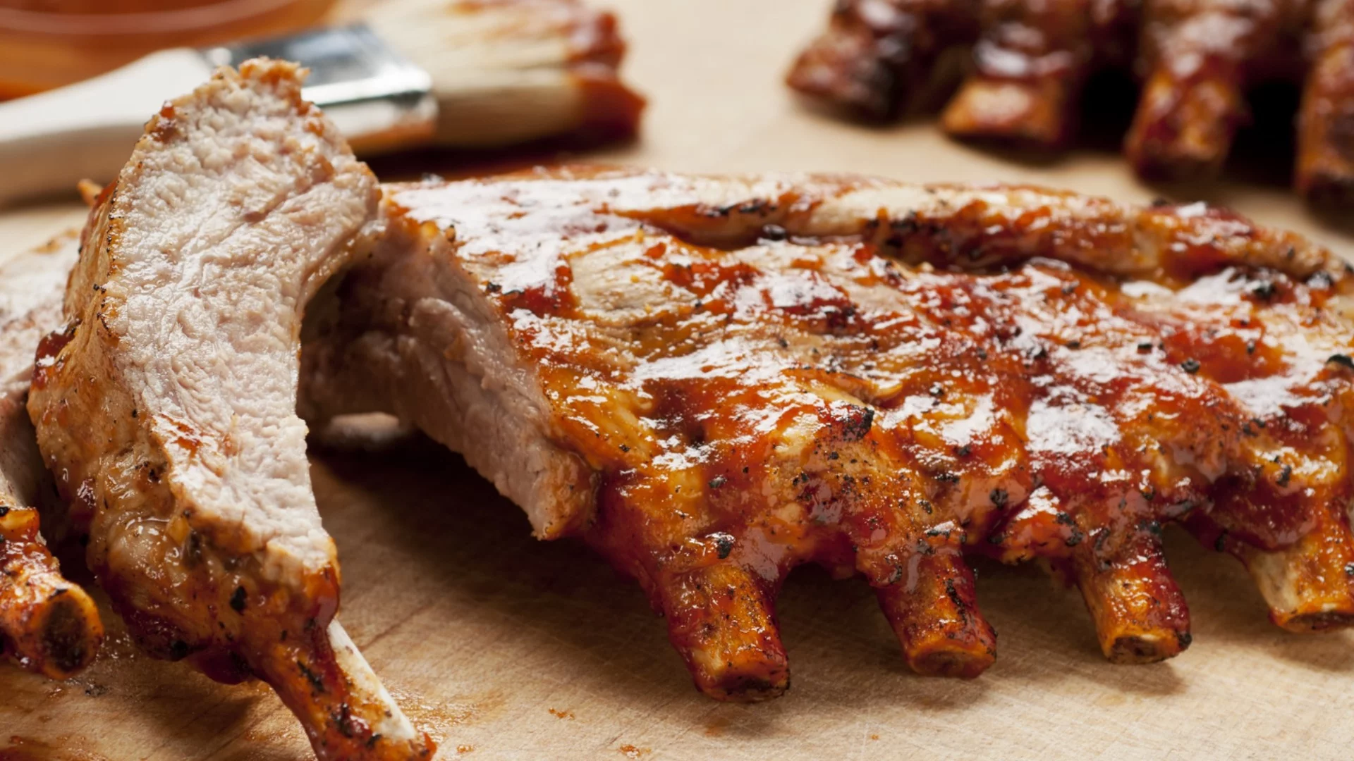 Вкусни и сочни свински ребърца със сладко-кисел сос - ето как се приготвят