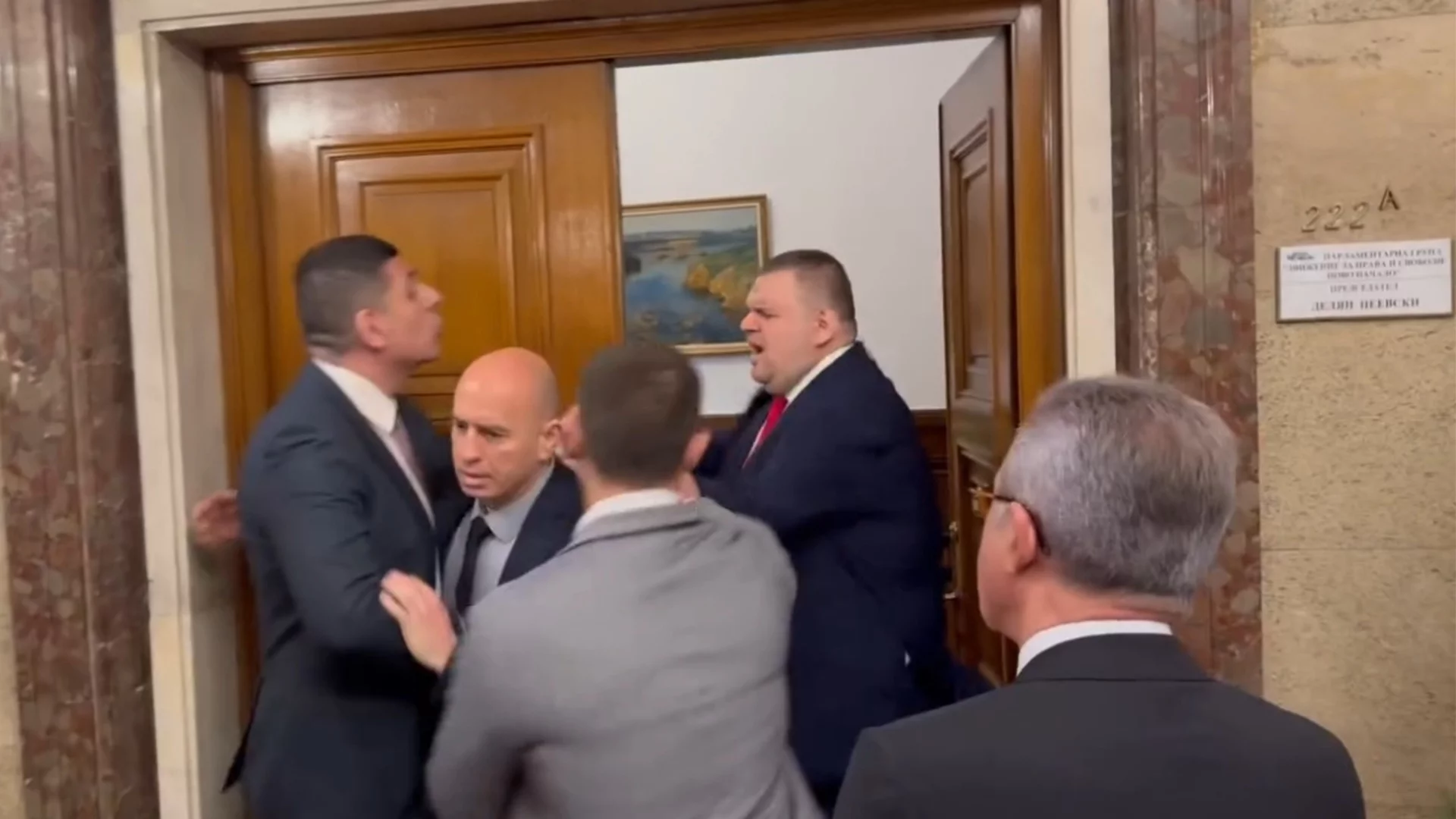 БСП досега играеше по свирката на Пеевски