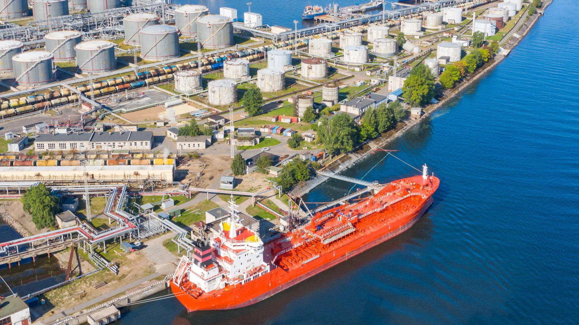 Reuters: Индия все повече намалява купуването на руски петрол