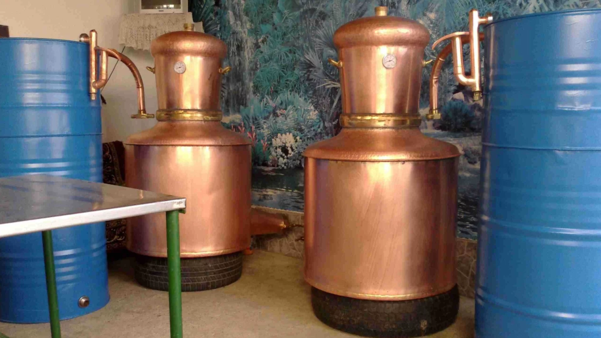 Разследват кражба на пушка, казан за ракия и зимнина