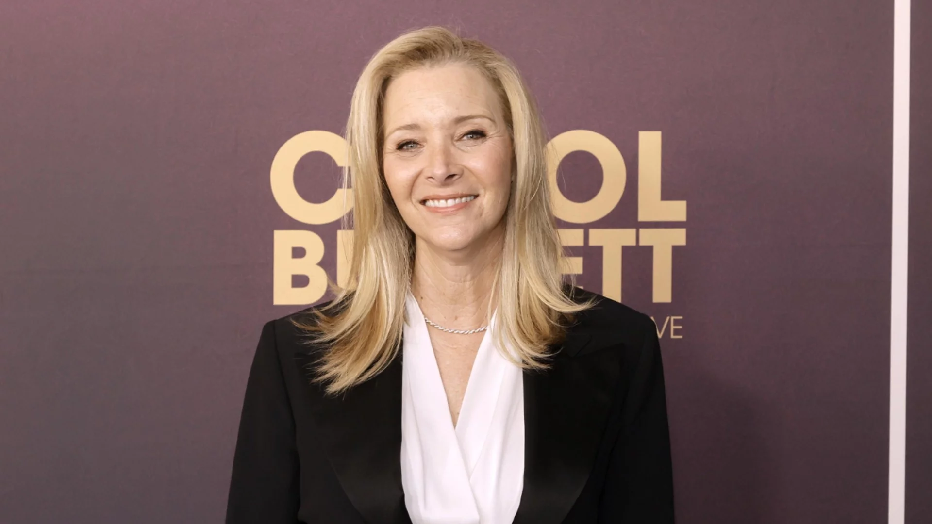 Звездата от "Приятели" Лиса Кудроу се намеси в битката за Warner Bros.