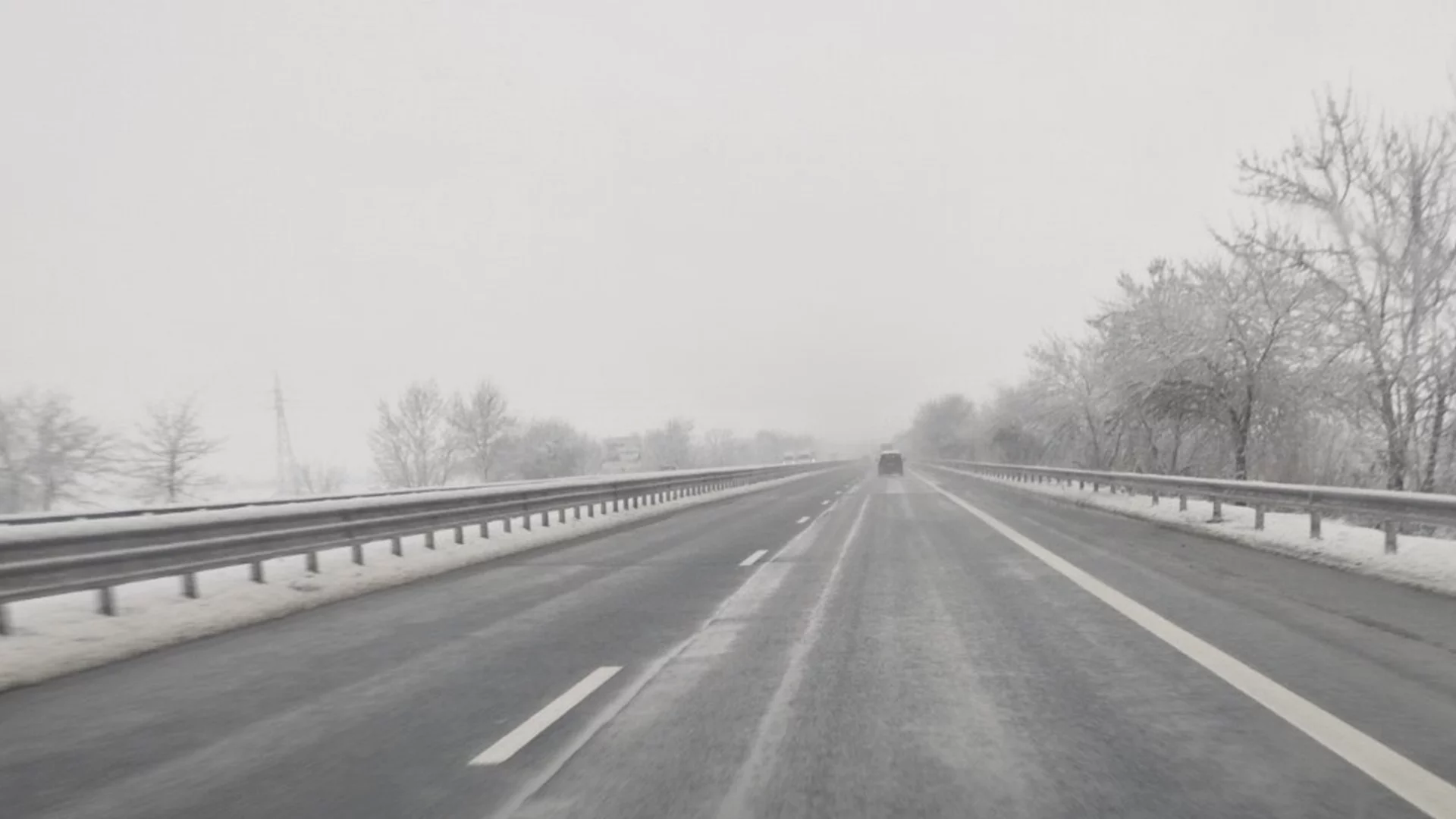 АПИ: Дъжд и сняг по пътищата, шофирайте внимателно