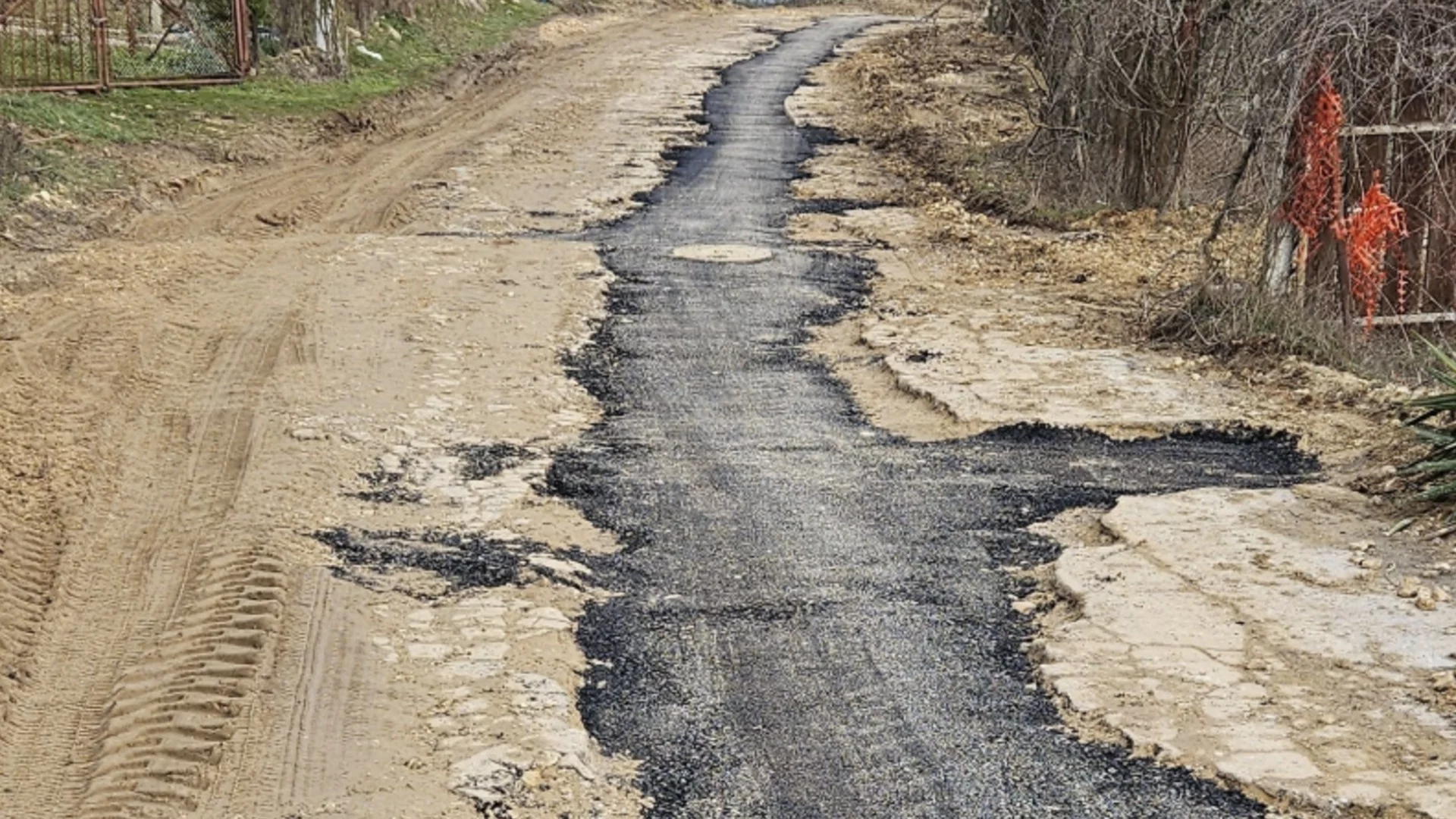 Ремонт или арт инсталация: Варненци в шок от "асфалтирана" улица (СНИМКА)