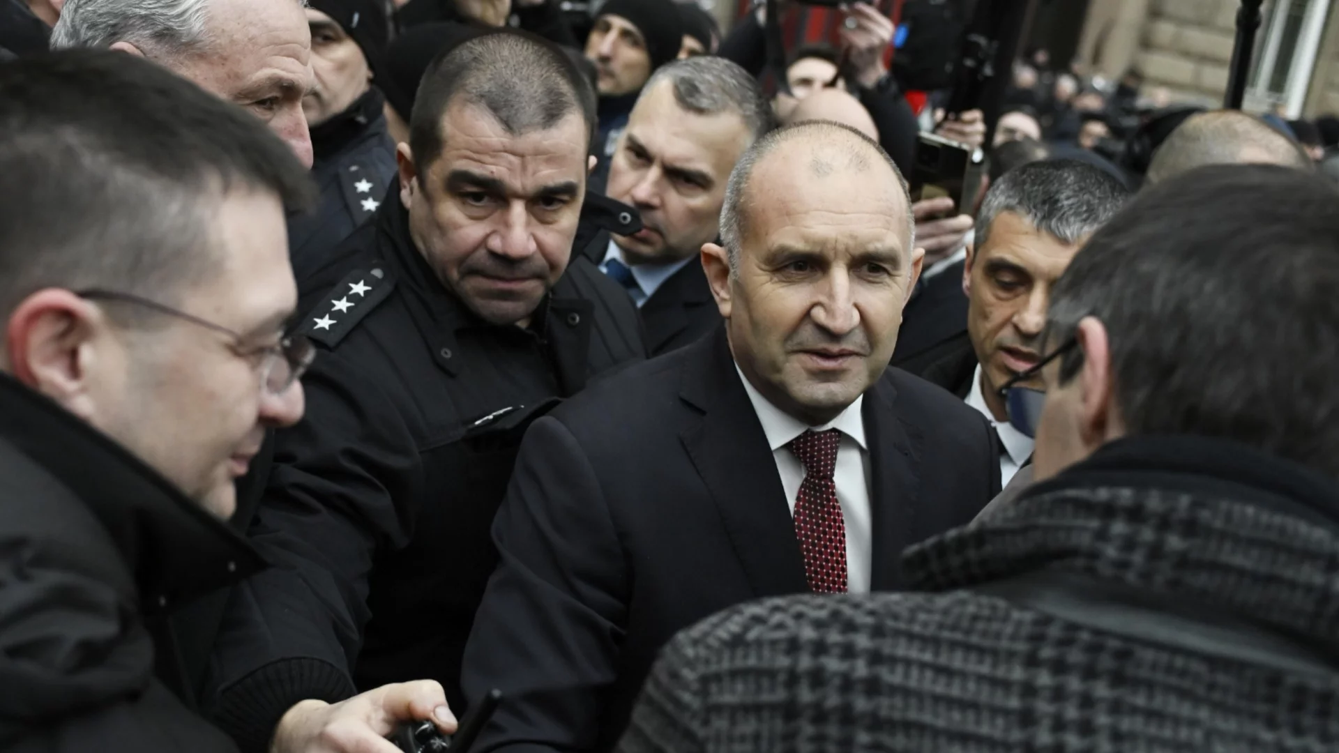 "Олигарсите ще хукнат след Радев": Политолози коментират финансирането на кампаниите