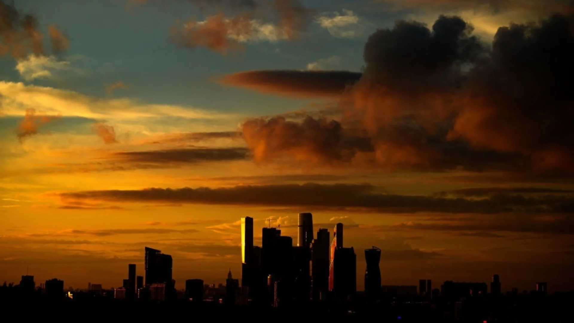 Пияни руснаци се барикадираха и заплашиха да взривят бизнес центъра на Москва (ВИДЕО)