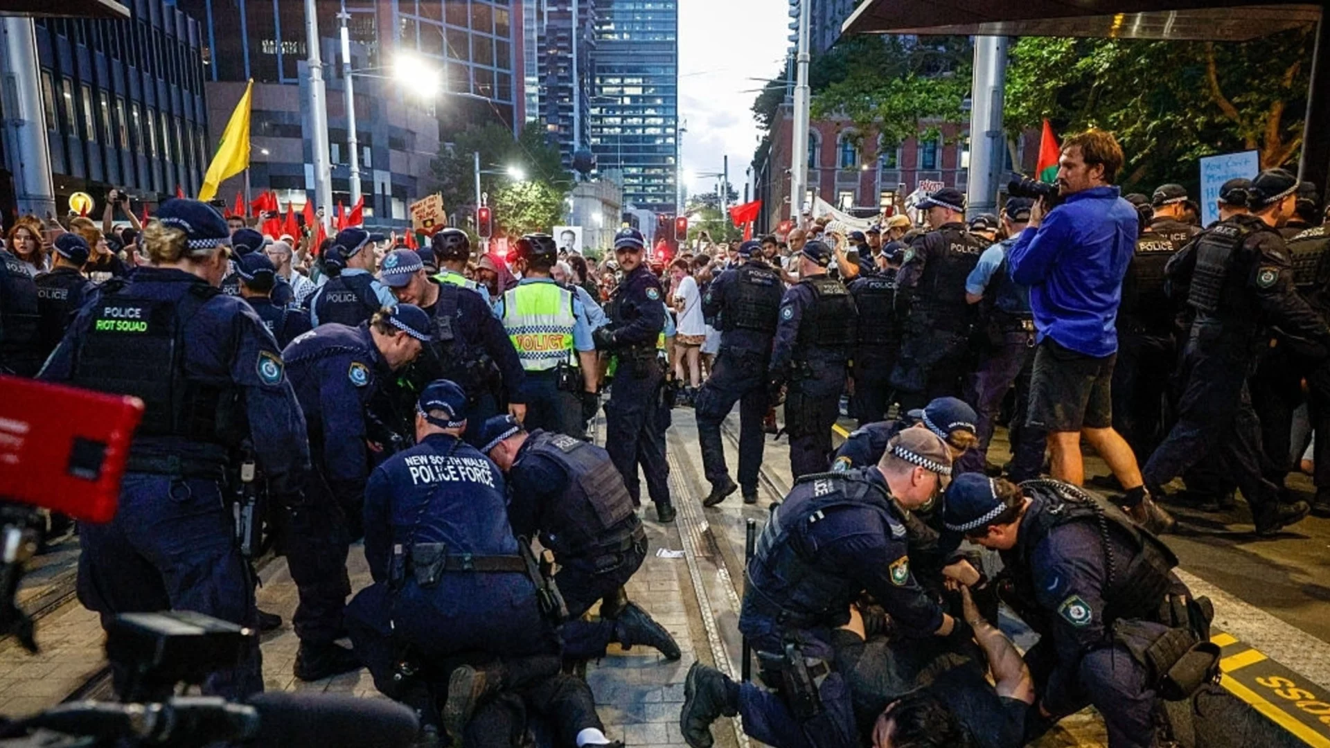 Сидни посрещна израелския президент с протест, имаше сблъсъци с полицията