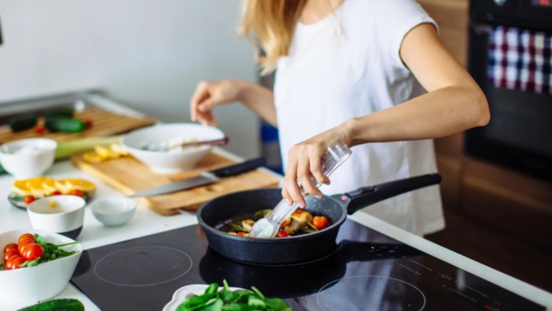 Хитър трик за по-чист плот след готвене