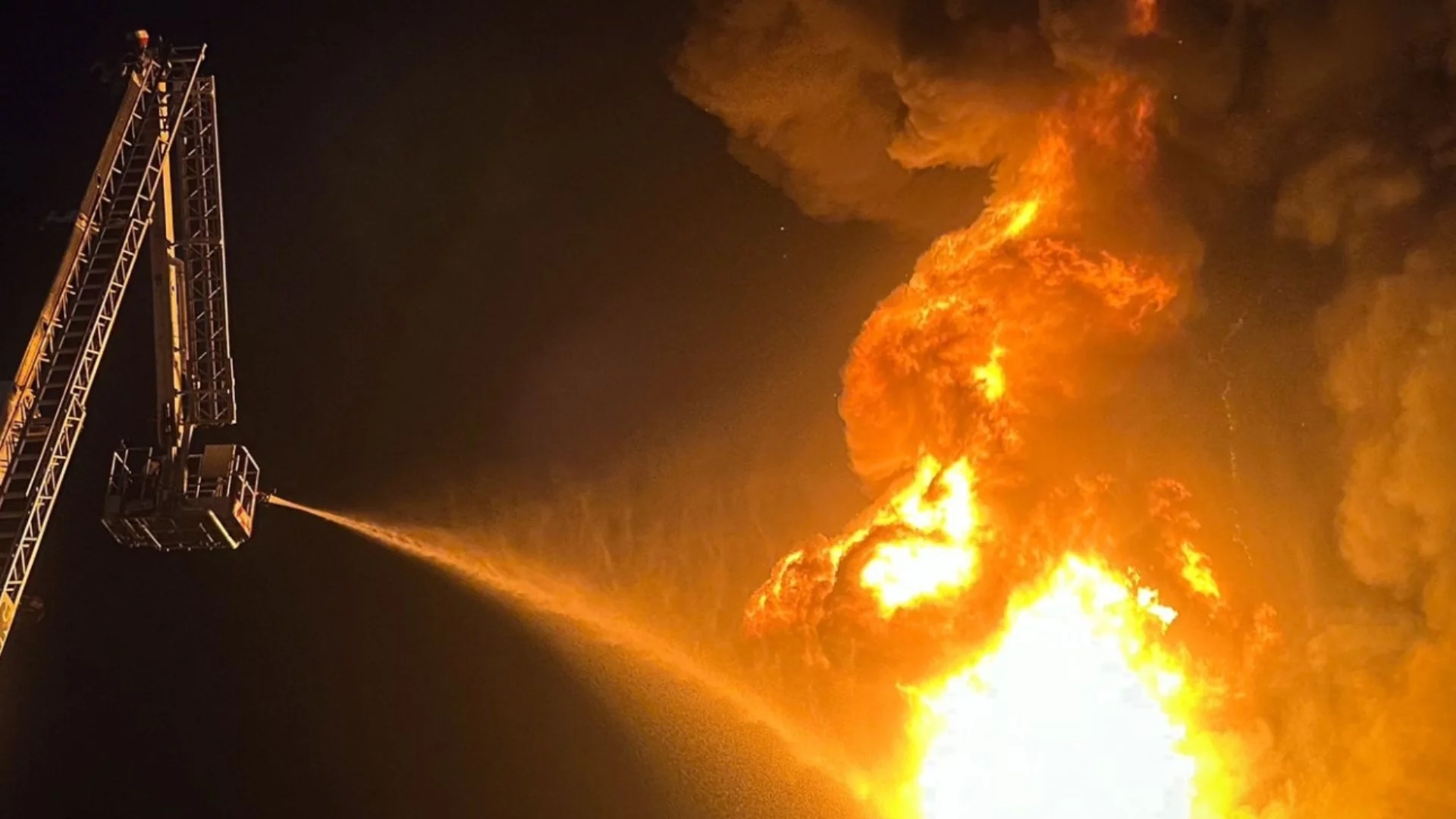 Поредна трагедия: Жилищен блок в Одеса гори след удар на руски дронове (ВИДЕО)