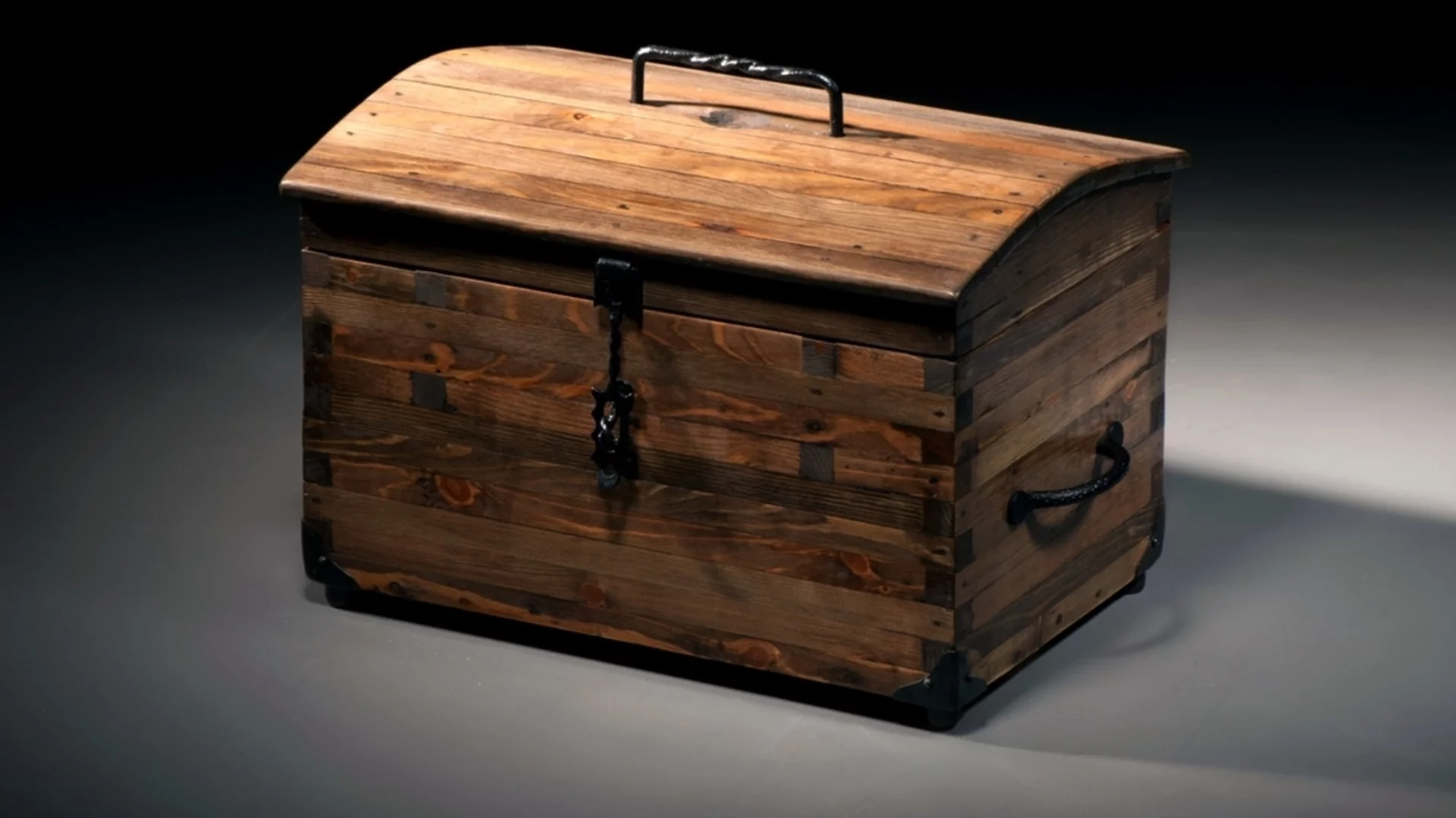 Заклещена в сандък: Пожарникари спасиха възрастна жена