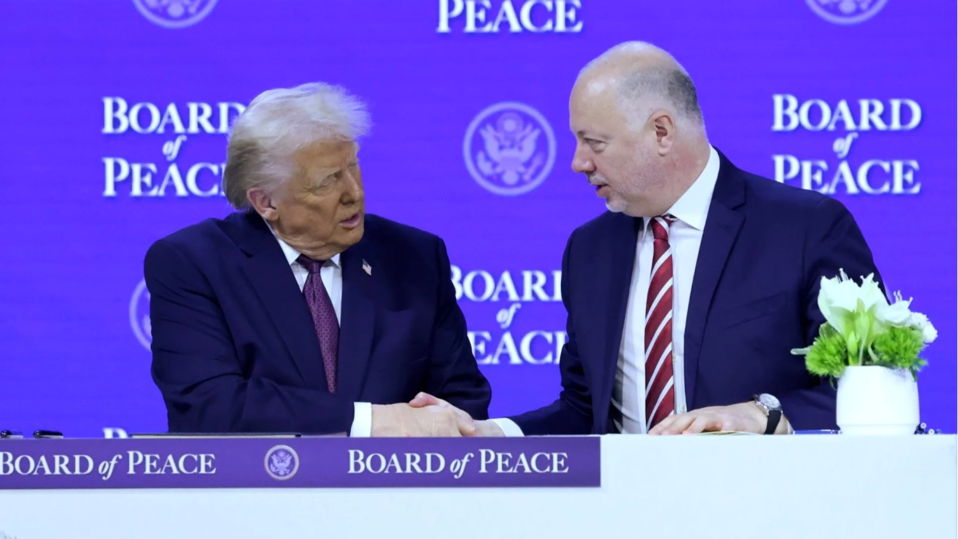 Правителството призна, че подписът на Желязков пред Тръмп за Съвета за мир не значи нищо