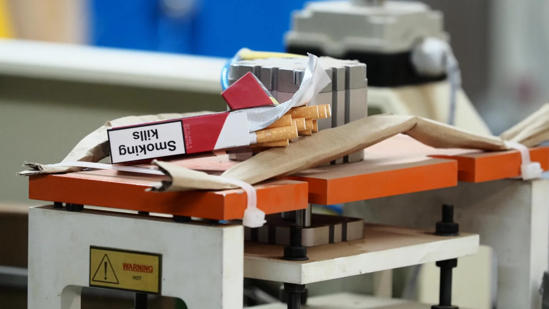 Разкриха незаконна цигарена индустрия в Гърция: Стигнала ли е опасна продукция до България