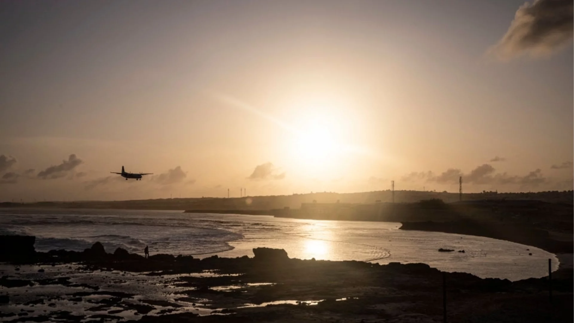 Самолет с 55 души на борда се разби край брега на Индийския океан (ВИДЕО)