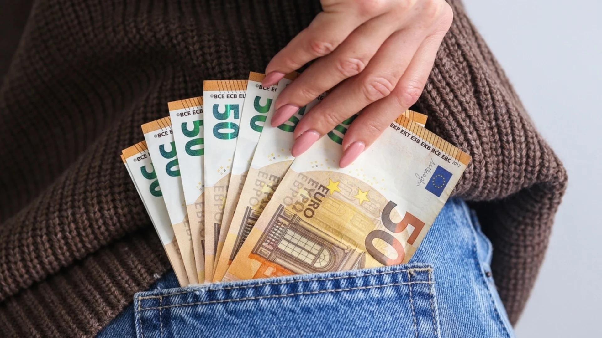 В четвъртък: Телец, Водолей + още 2 зодии ще бъдат „въшливи с пари“