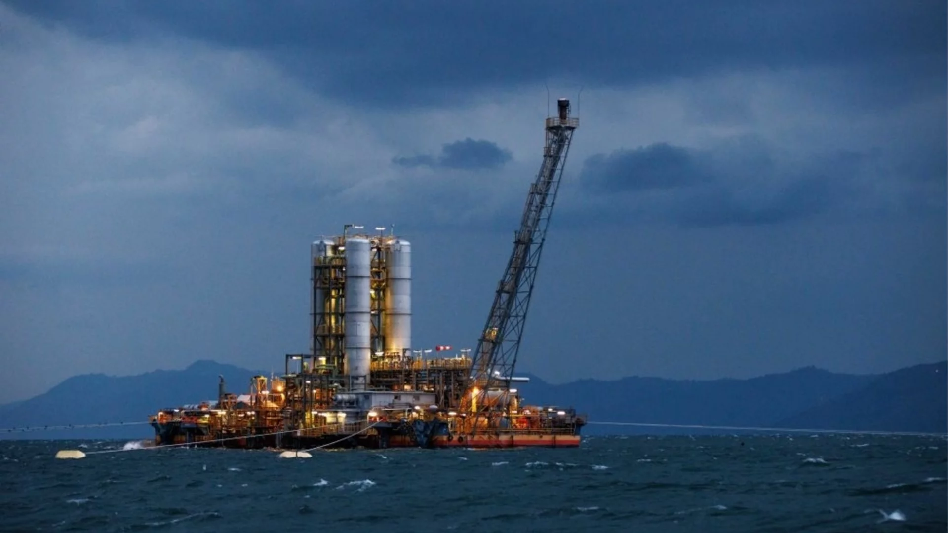 Нова промяна в цената на петрола заради риск за ключов маршрут в световната търговия