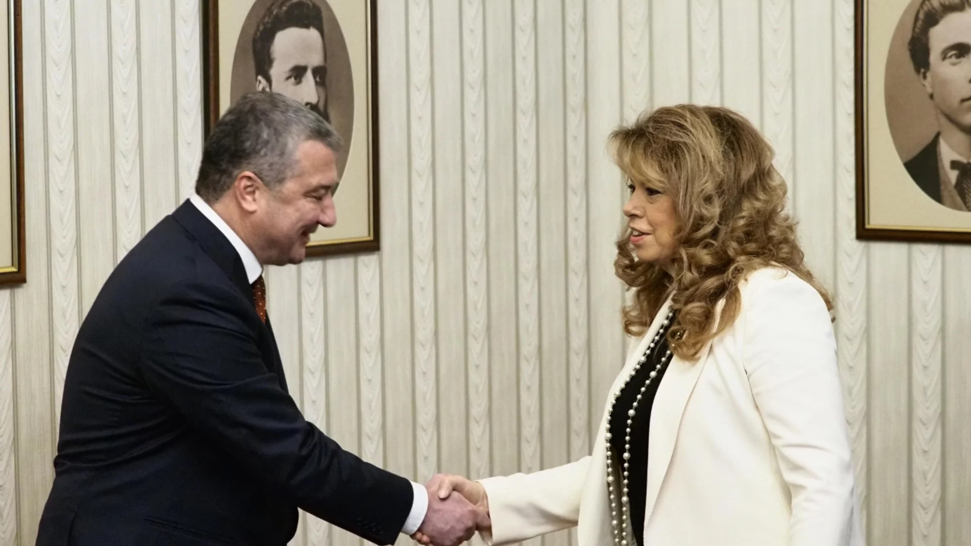 Скеч и агресия: Драгомир Стойнев за поведението на МЕЧ при Йотова