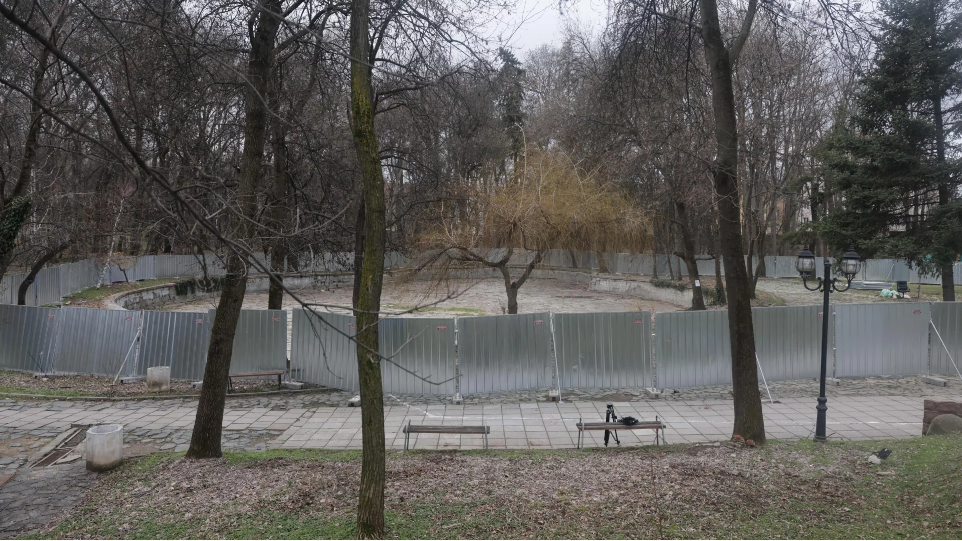 Заради разширението на метрото: Изсичат десетки дървета в парка на Военната академия