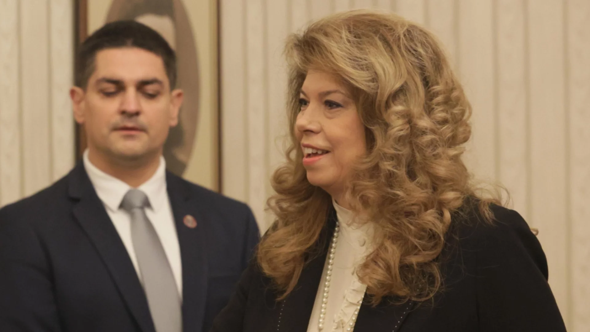 МЕЧ искат оставката на Йотова, напуснаха консултациите без да я изслушат