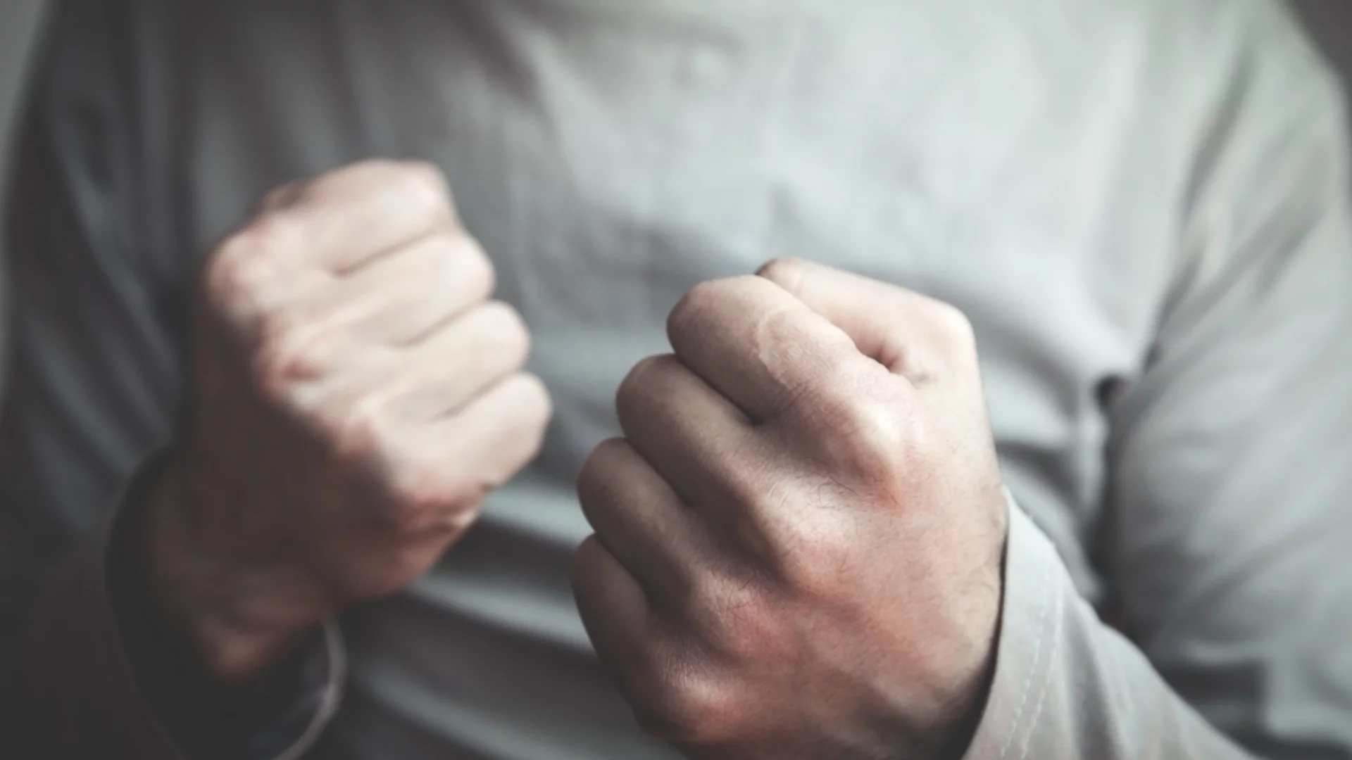 Утре Скорпион, Риби + още 2 зодии ще минат през деня със стиснати юмруци