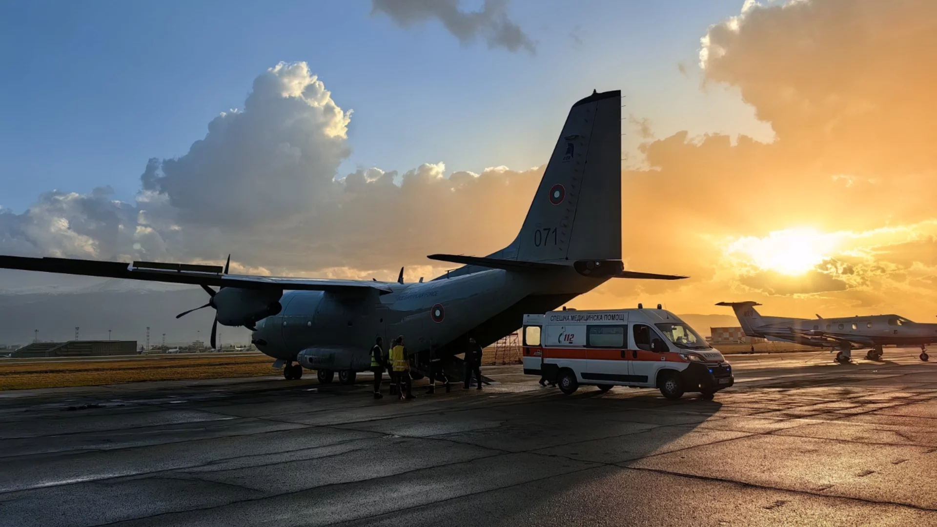Екипаж от ВВС със самолет "Спартан" превози медици при донорска ситуация