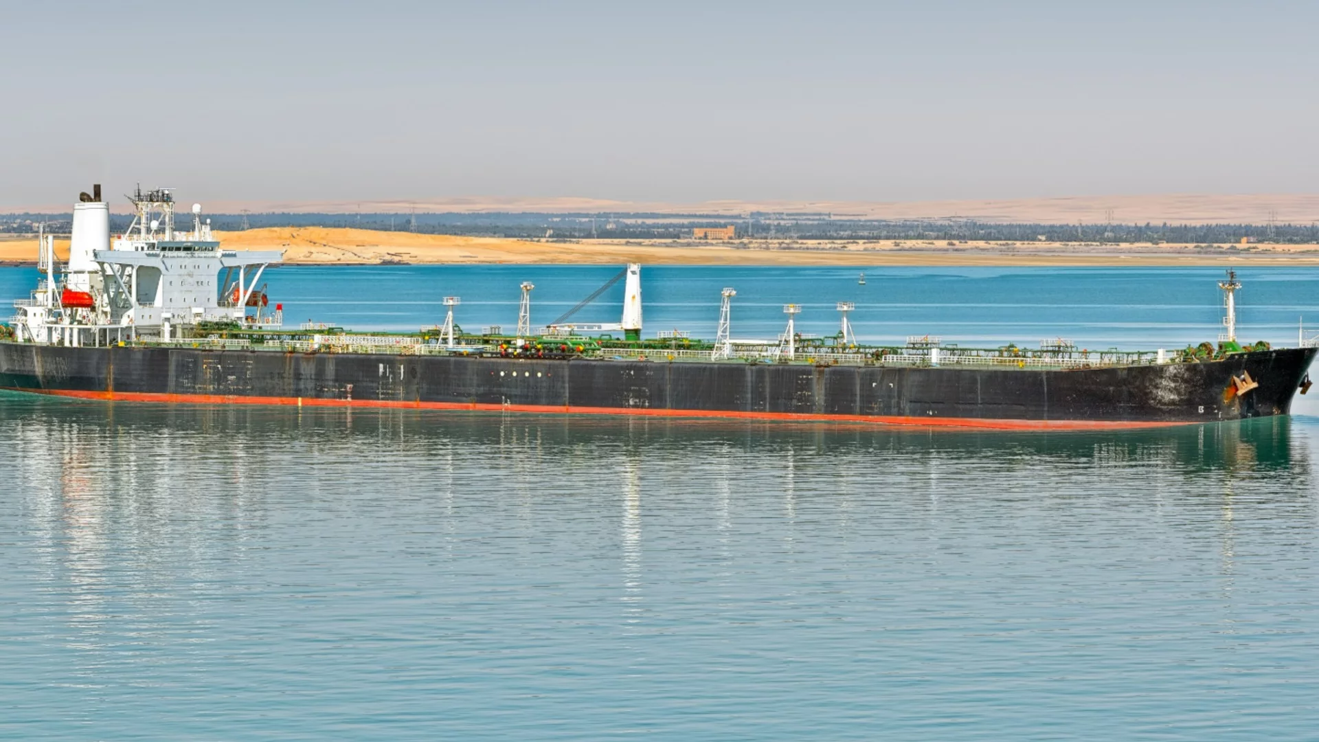 Индия залови три танкера от сенчестия флот